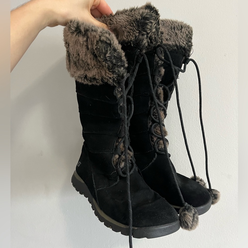 Women Sketchers genuine suede winter boots with fur lining and pom poms 6.5 US